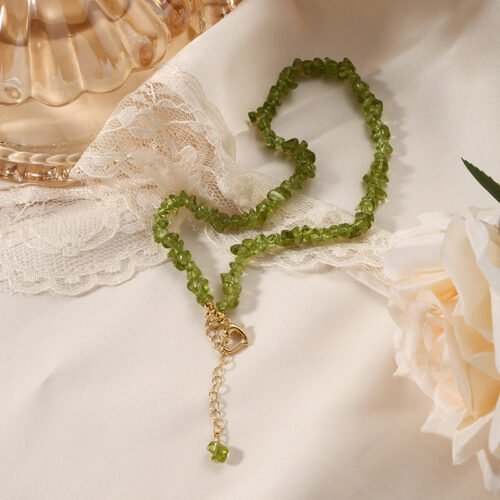 Vintage Green Crystal Necklace for Women – Irregular Gemstone Choker with Gold-Plated Details