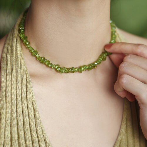 Vintage Green Crystal Necklace for Women – Irregular Gemstone Choker with Gold-Plated Details